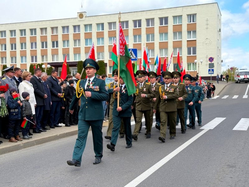 ФОТОФАКТ  в Зельве по улице Победы прошло шествие трудовых коллективов предприятий района